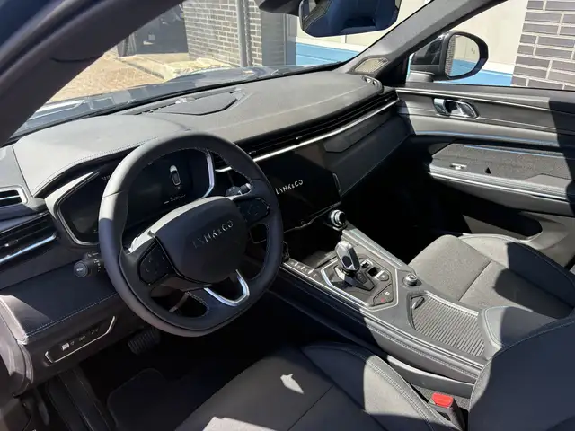 Lynk & Co 01 view 2