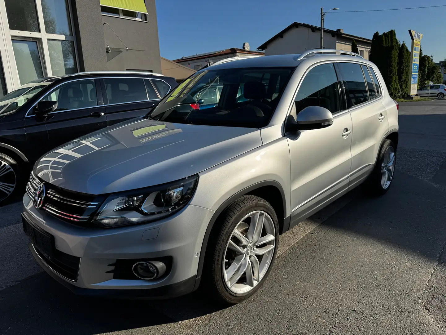 Volkswagen Tiguan 2,0 TDI Lounge BMT *Wenig KM; Scheckheftgepflegt* Zilver - 1