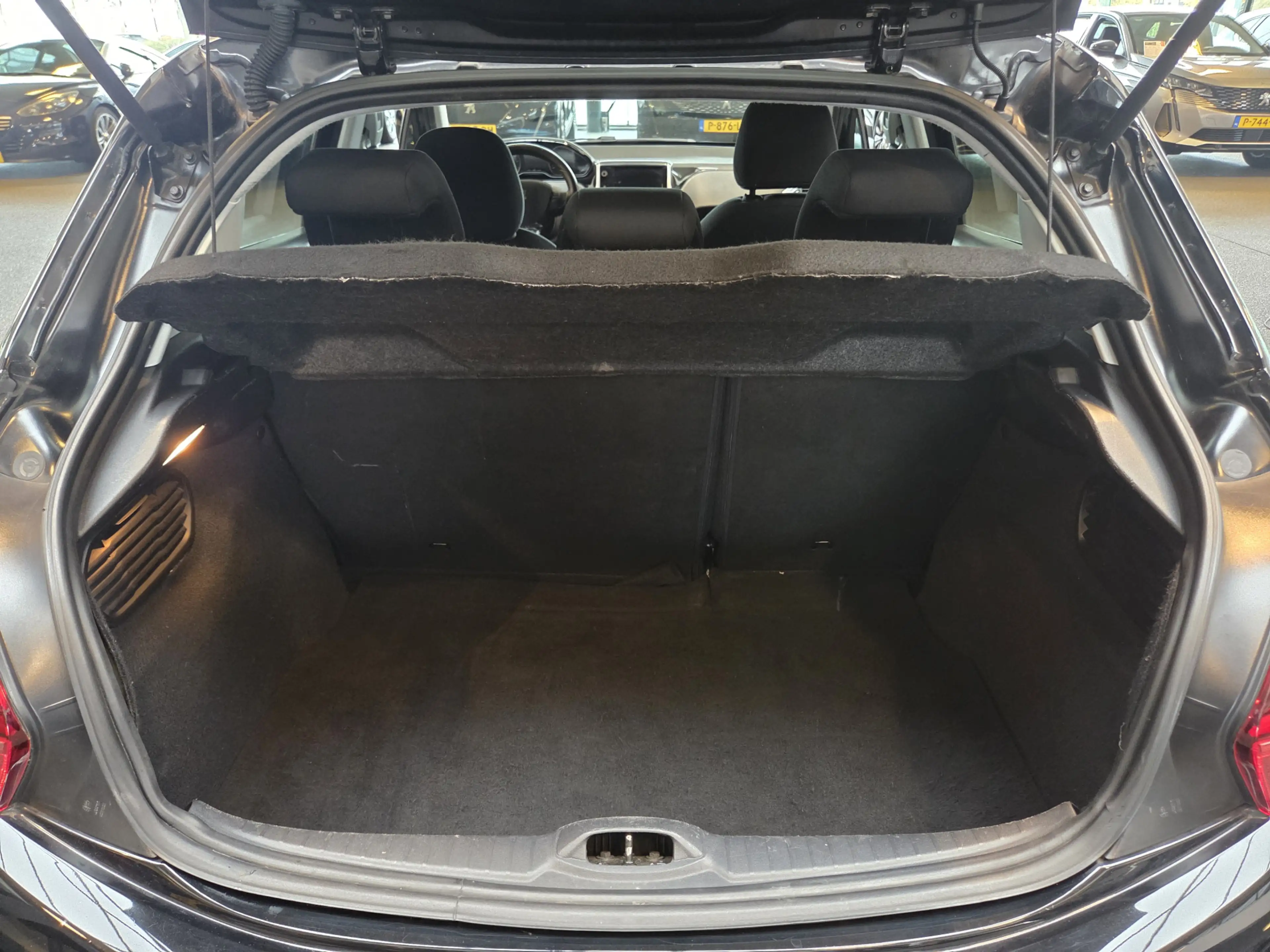 Peugeot 208 1.2 PureTech Signature / Recent nieuwe distributie — photo 32