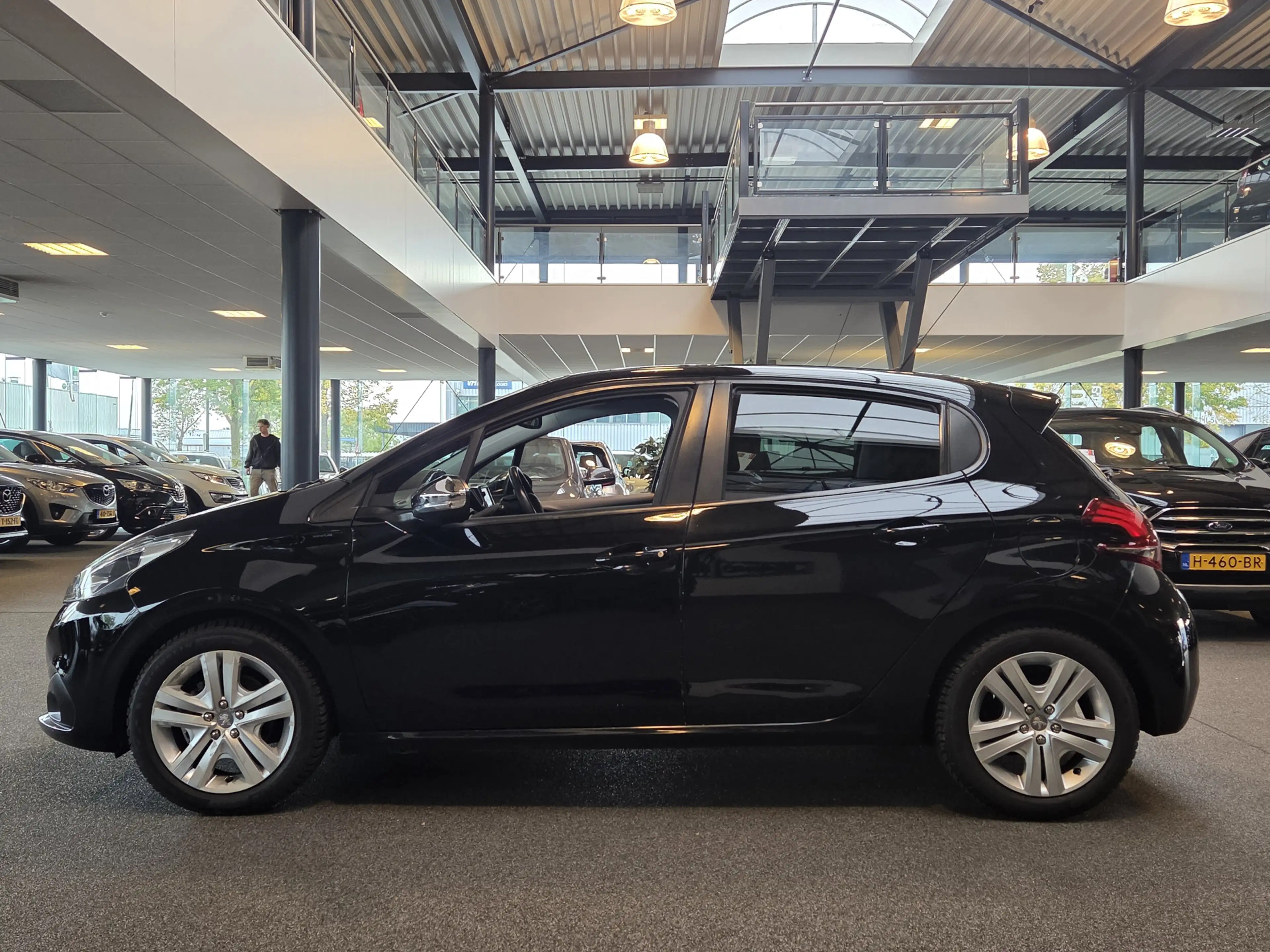 Peugeot 208 1.2 PureTech Signature / Recent nieuwe distributie — photo 2