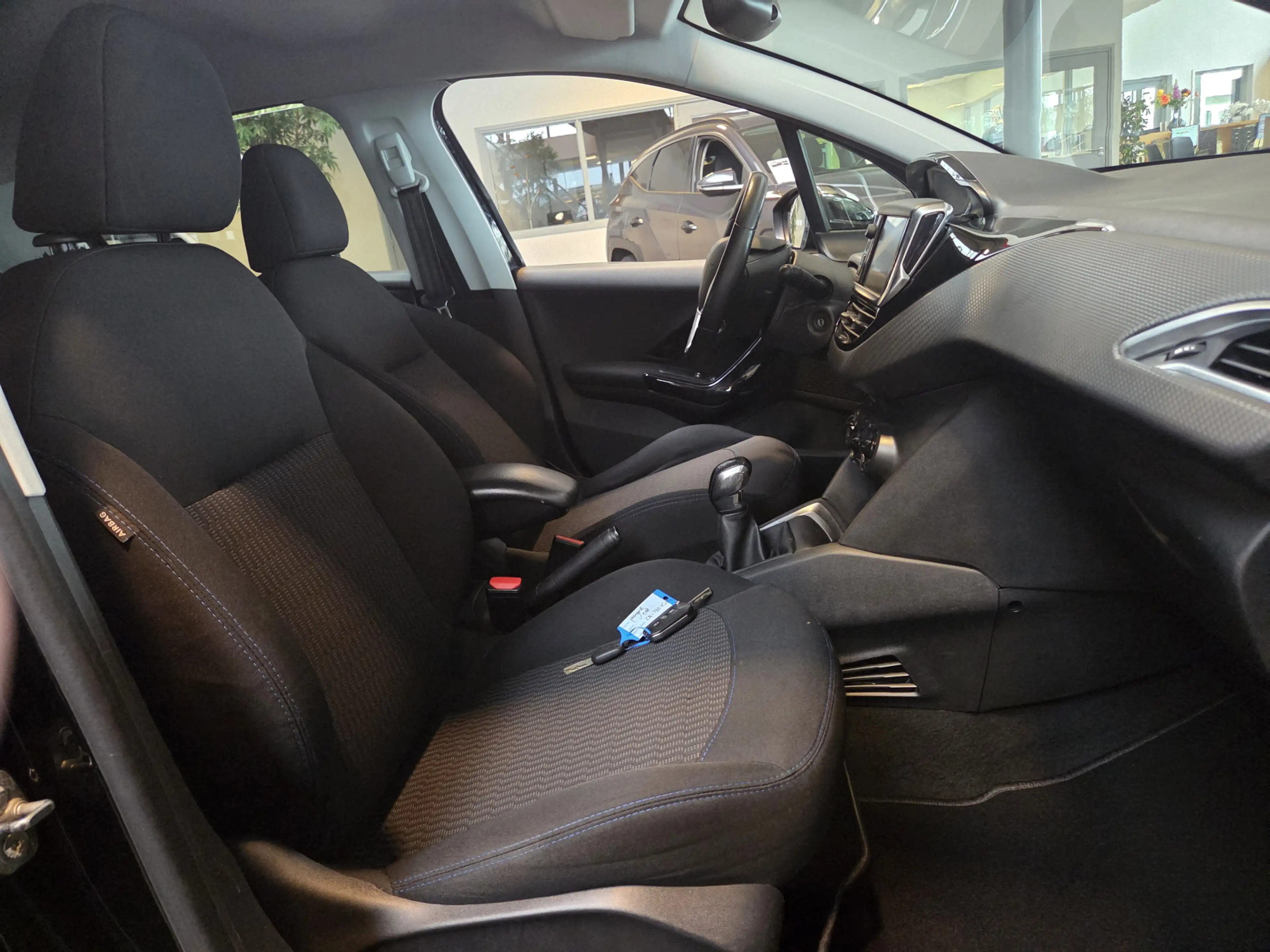 Peugeot 208 1.2 PureTech Signature / Recent nieuwe distributie — photo 17