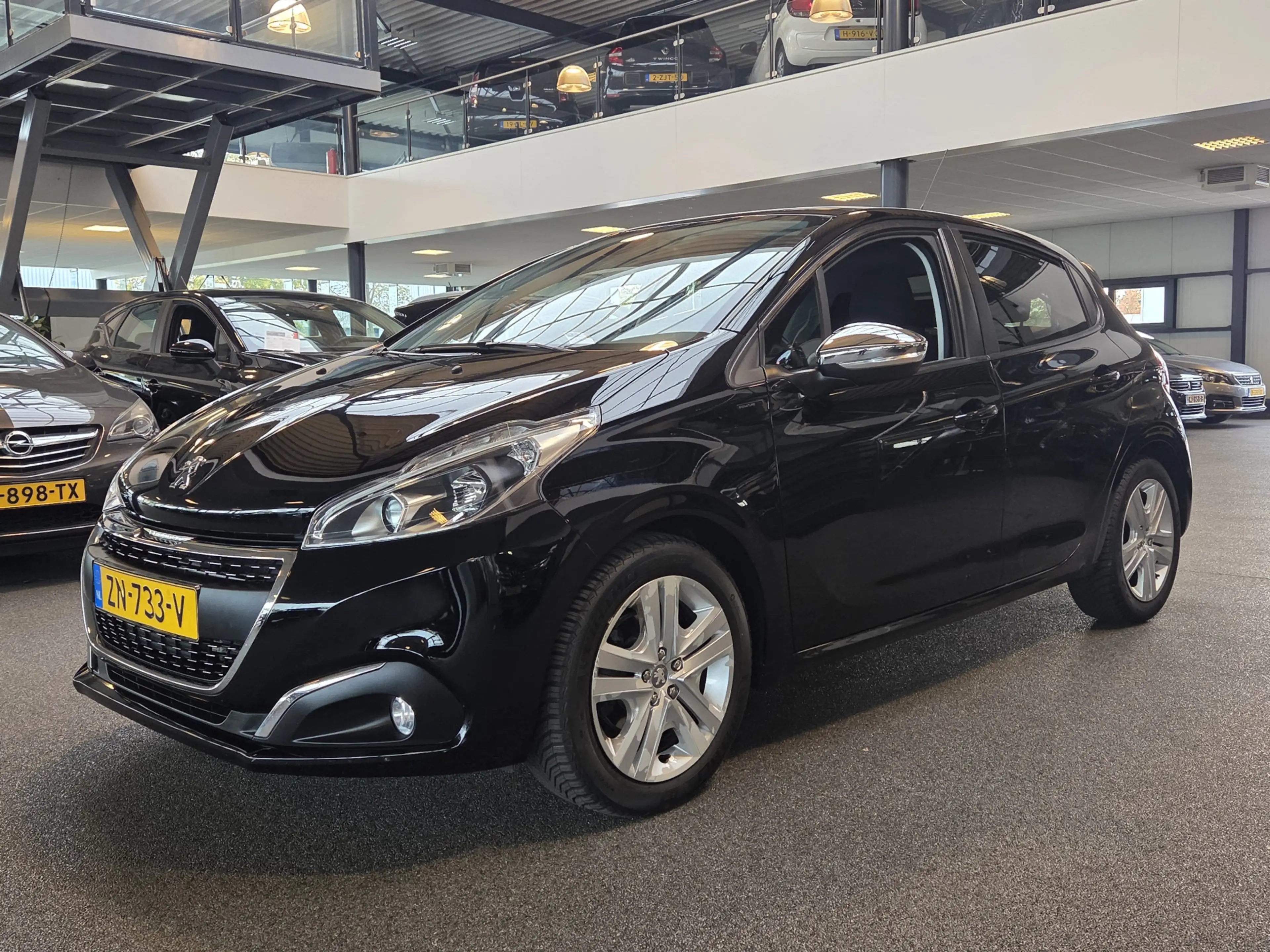 Peugeot 208 1.2 PureTech Signature / Recent nieuwe distributie