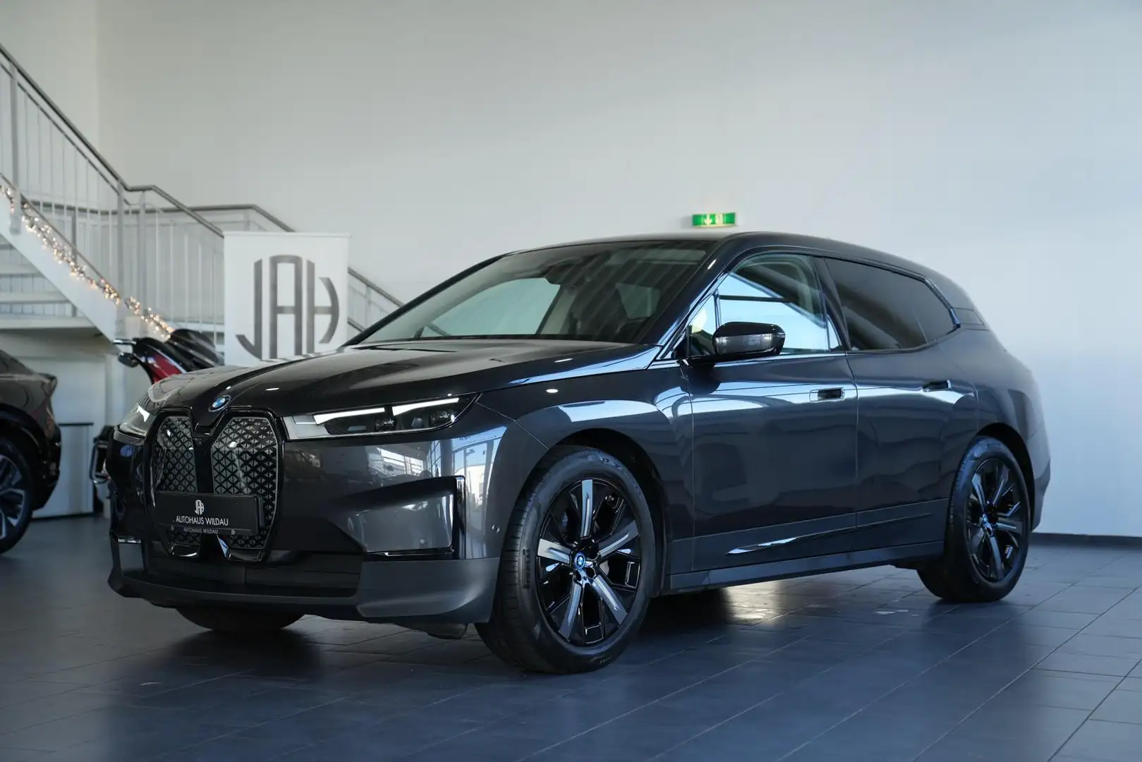 BMW iX 40 xDrive *AHK*AMBIENT*360°*H&K* Grijs - 2