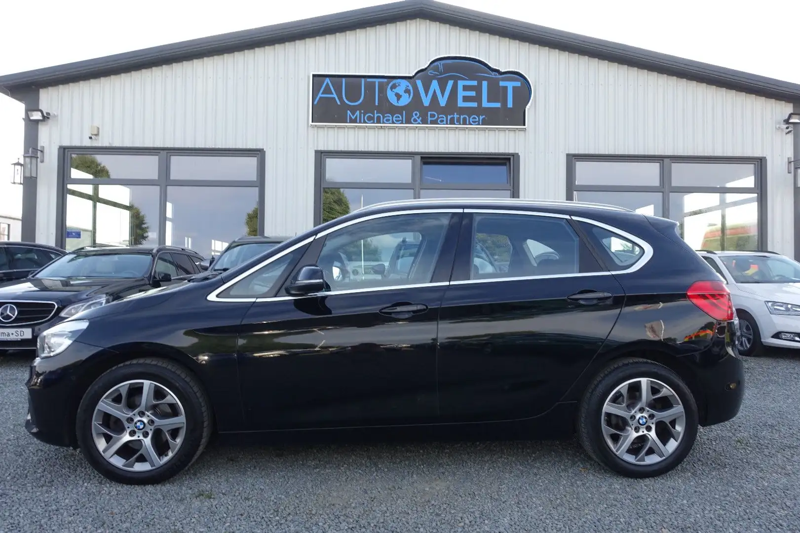 BMW 218 d Aut.KLIMAAUT LED NAV SITZH lück.Scheckheft Schwarz - 1