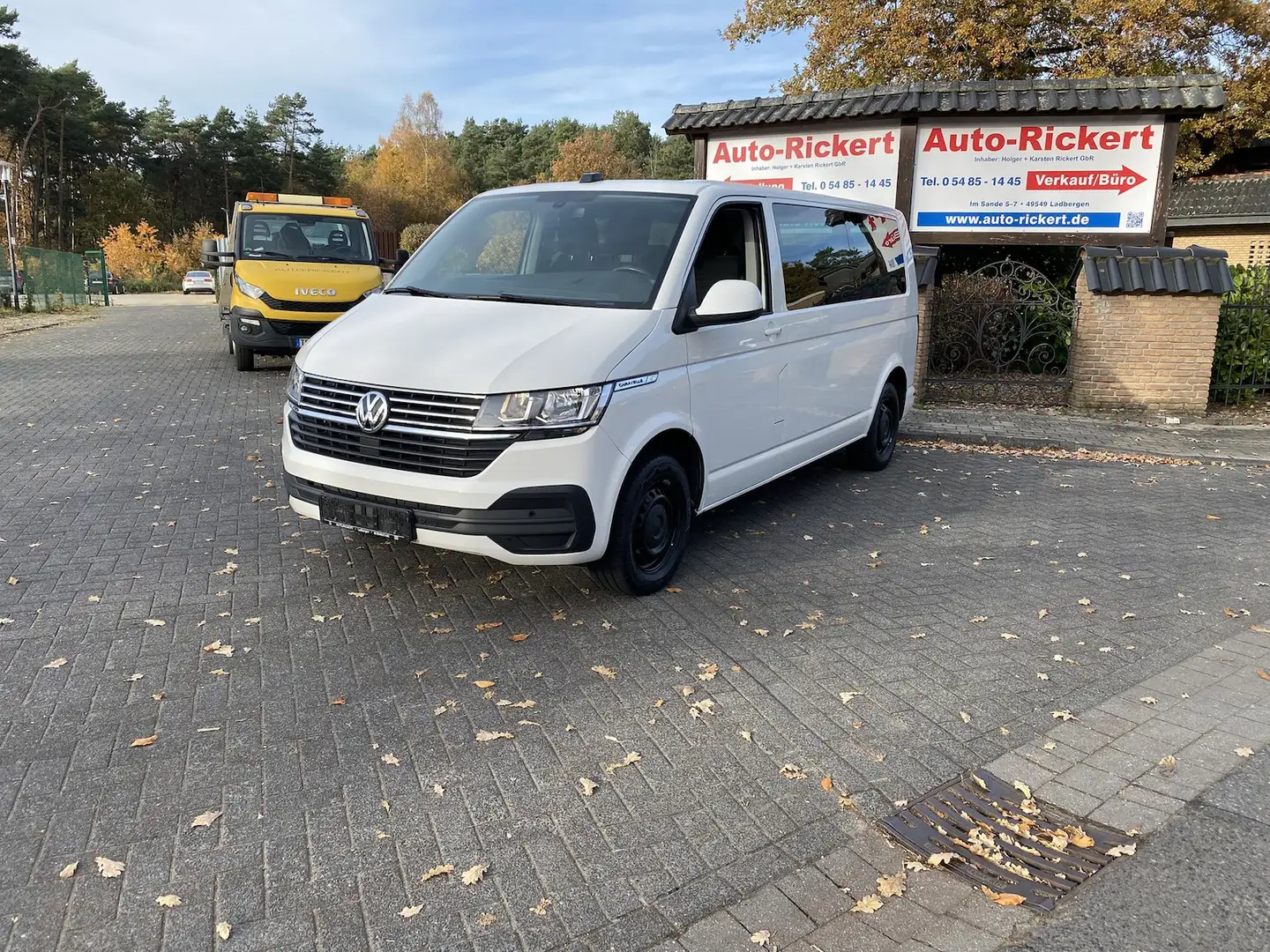 Volkswagen T6.1 Transporter Caravelle Comfortline lang, STHZ, AHK, 9 Sitzer Blanc - 1