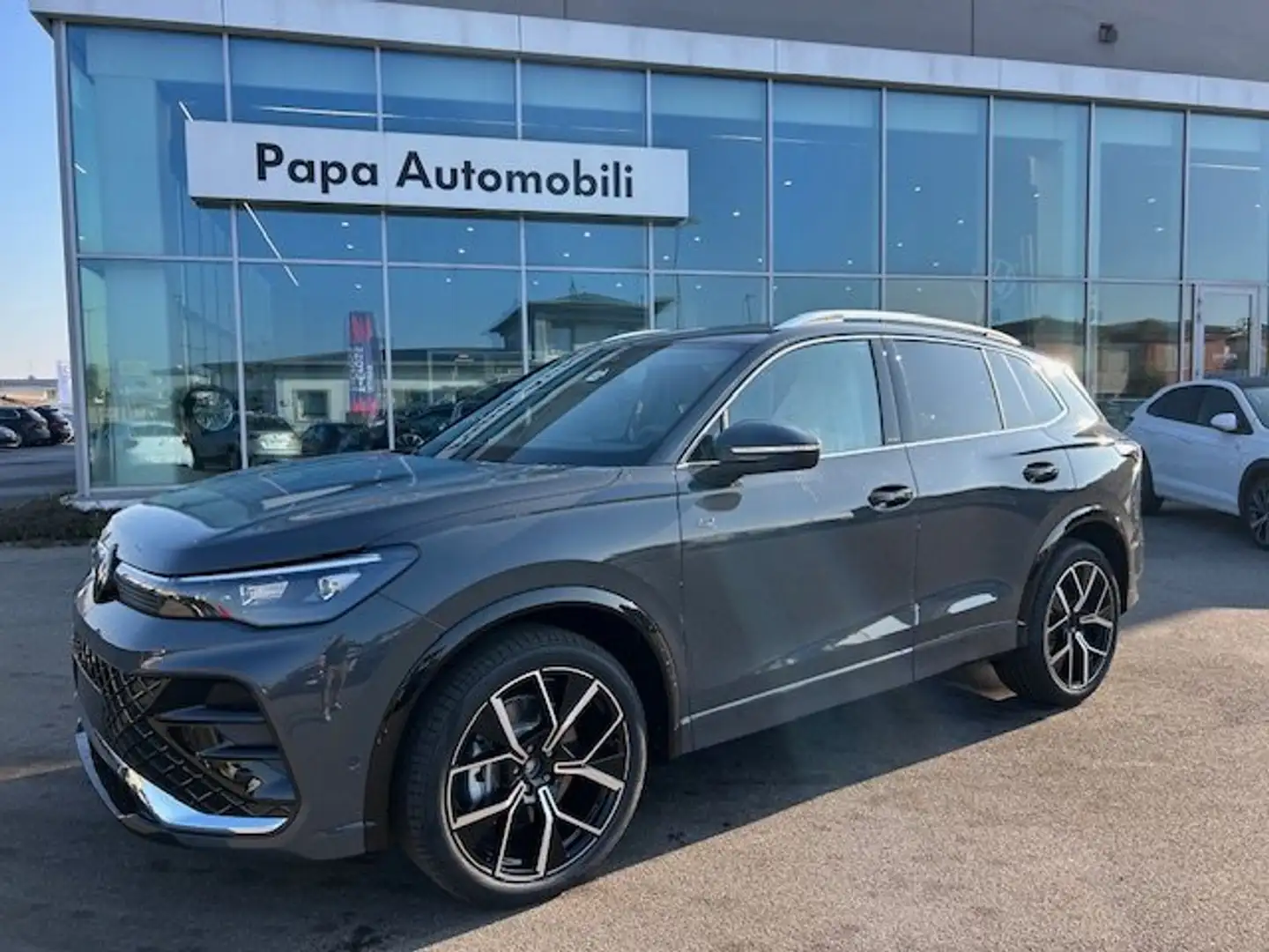 Volkswagen Tiguan R-LINE PLUS 1.5 TSI 150 CV MILD HYBRID Grigio - 1