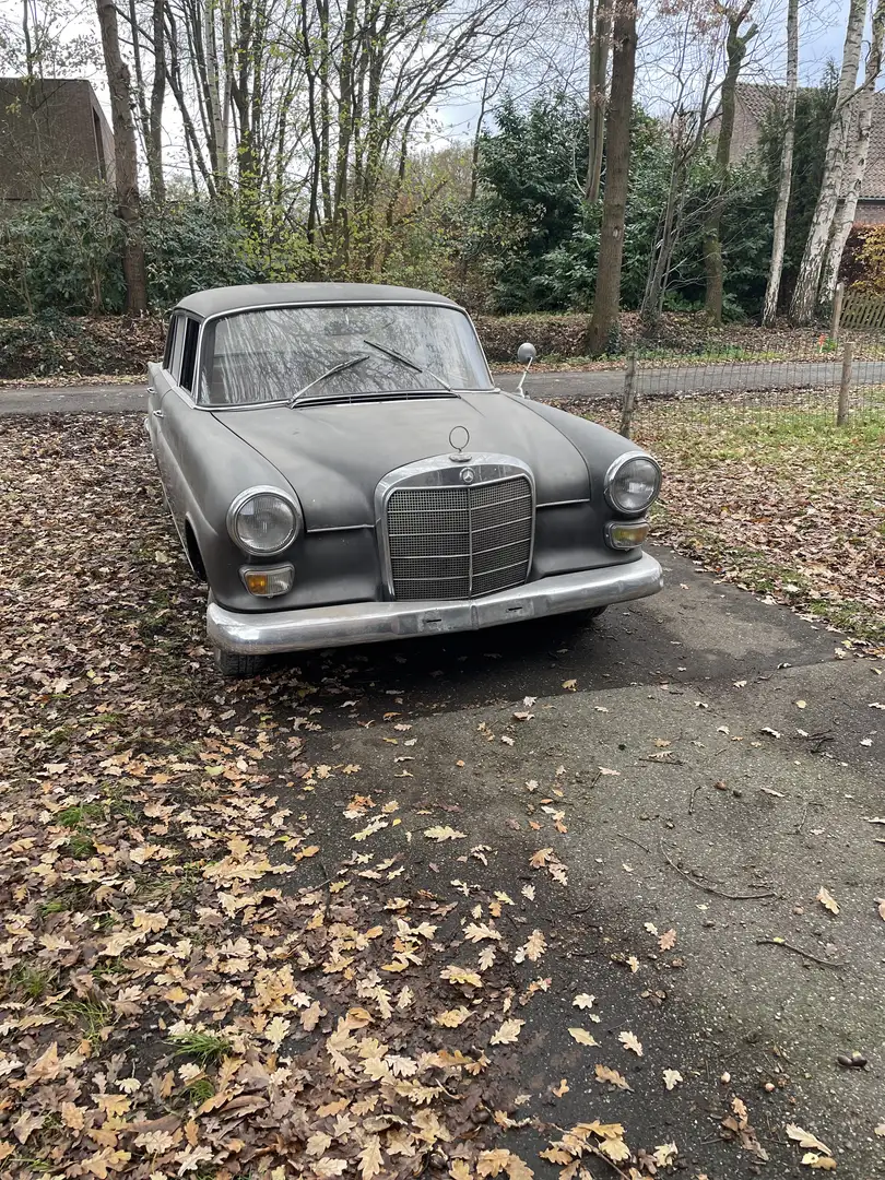 Mercedes-Benz 200 w110 heckflosse Grey - 1