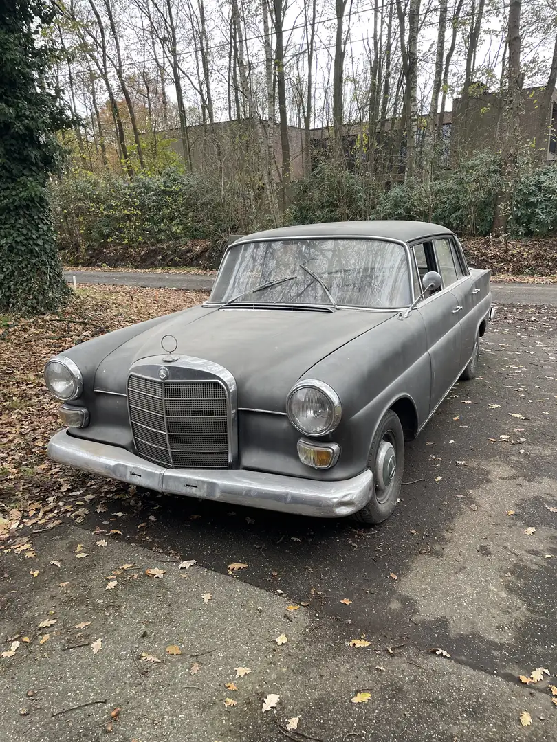 Mercedes-Benz 200 w110 heckflosse Grey - 2