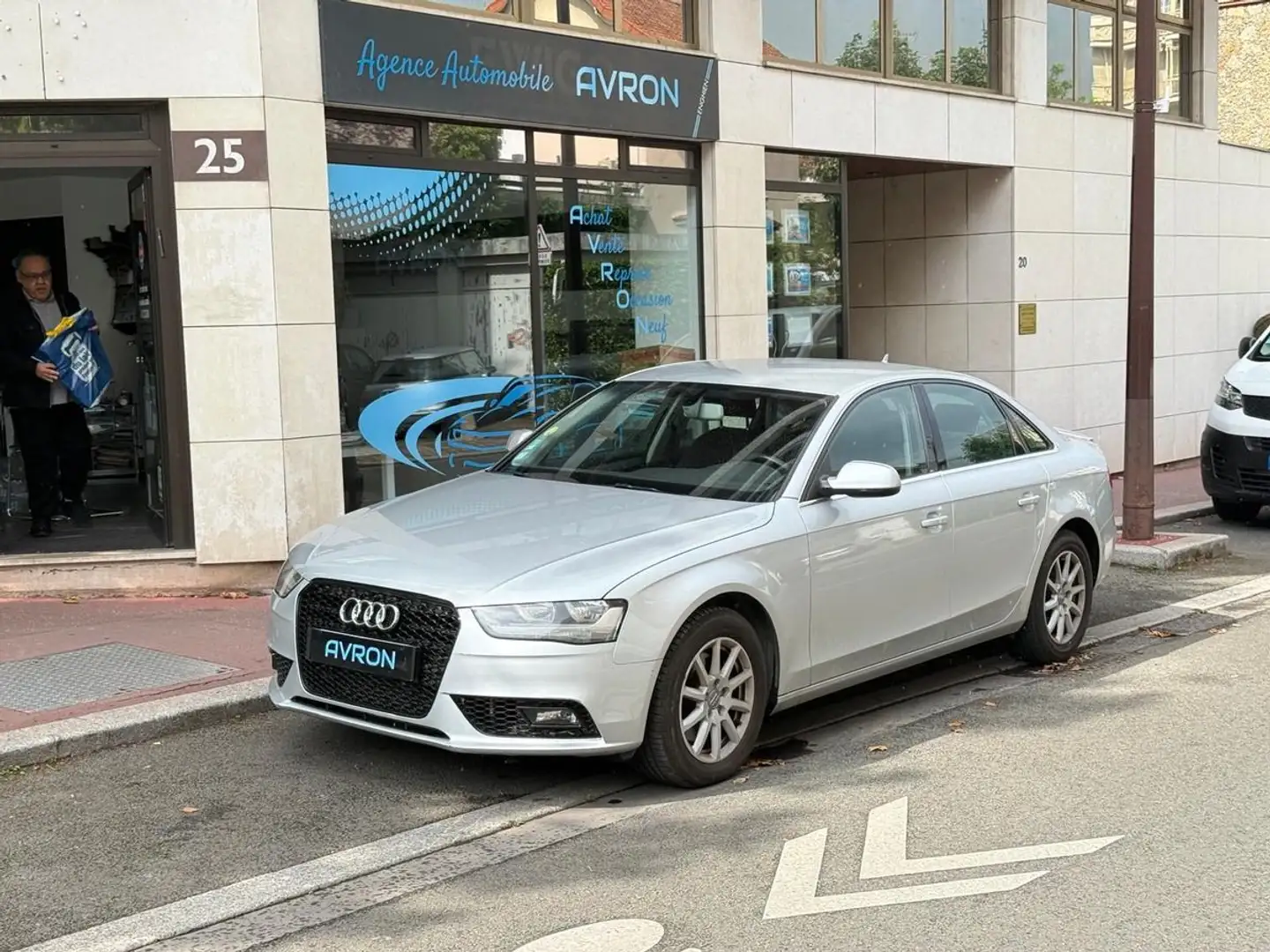Audi A4 IV (2) 2.0 TDI 143 AMBIENTE MULTITRONIC Gris - 1