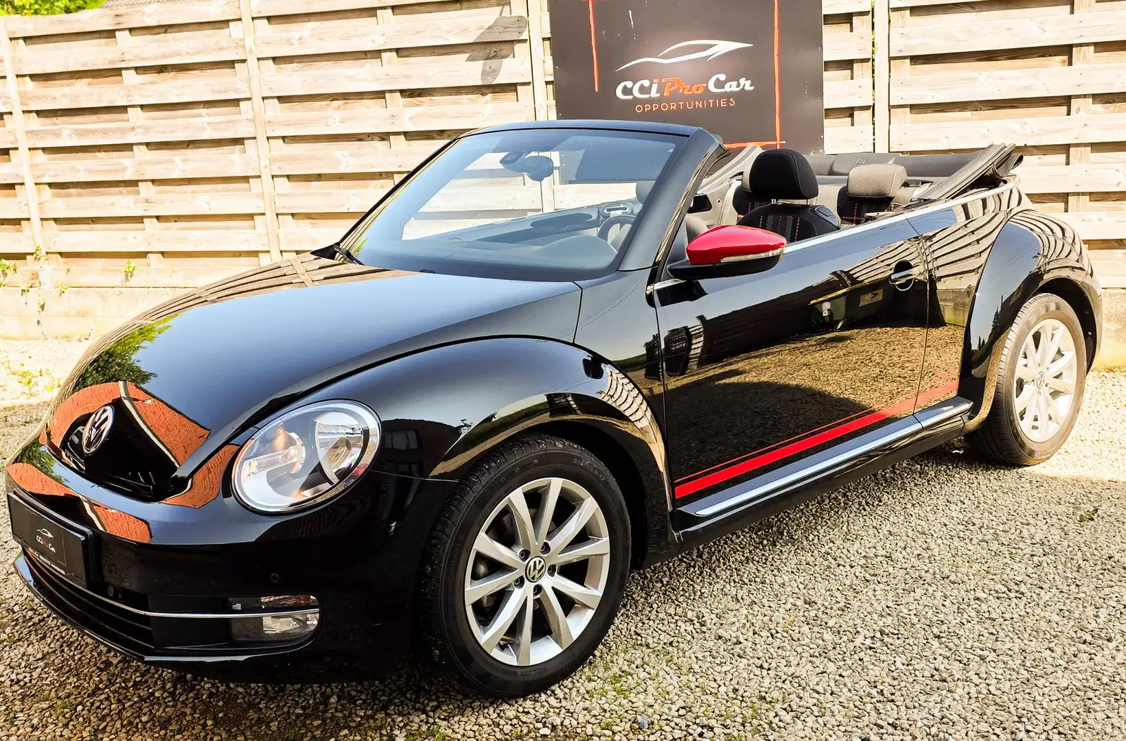 Volkswagen Beetle Cabriolet 1.2 TSI BMT Club Zwart - 1
