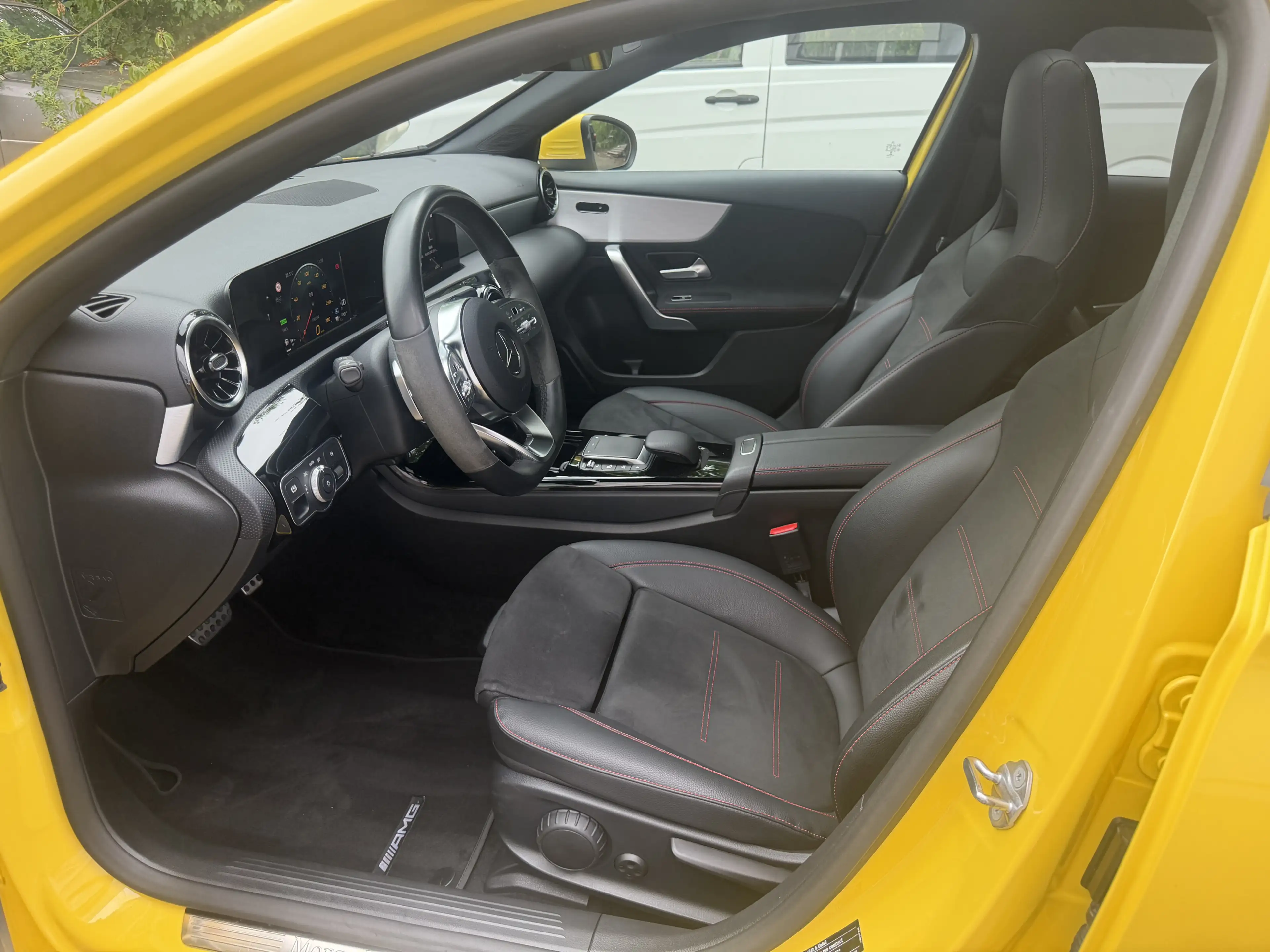 Mercedes-Benz A 250 e AMG LED MBUX Distronic Pano Kamera-360° — photo 13