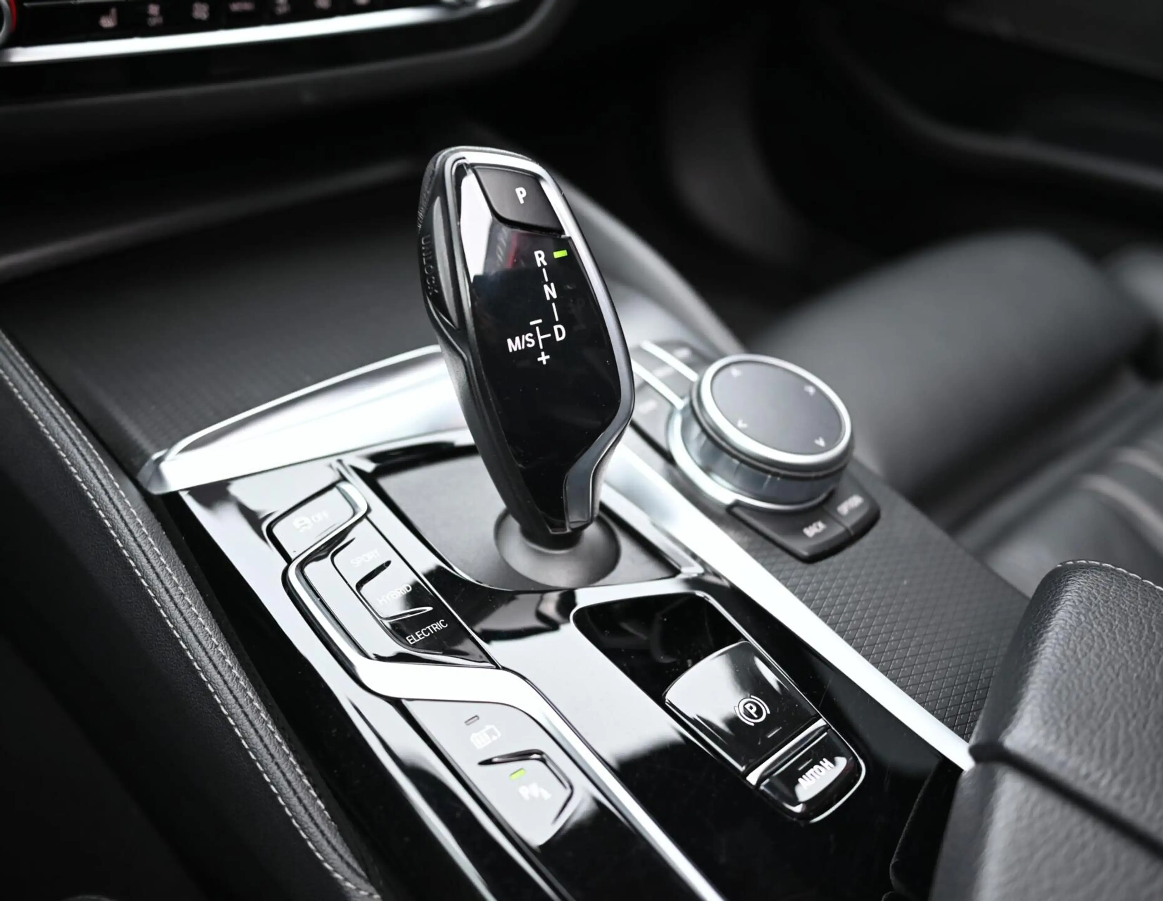 BMW 530 5-serie Touring 530e xDrive M-Sport | Pano | 20'' — photo 32