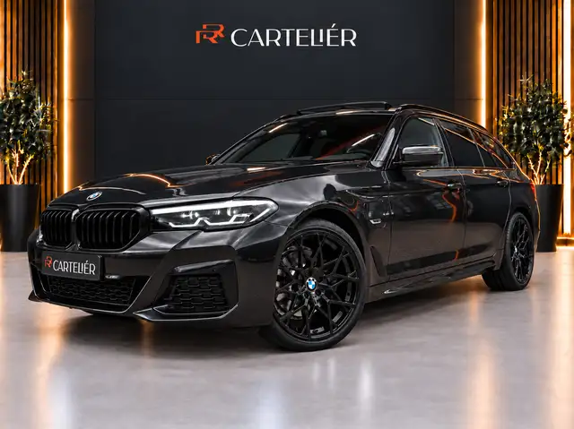 BMW 530 5-serie Touring 530e xDrive M-Sport | Pano | 20''