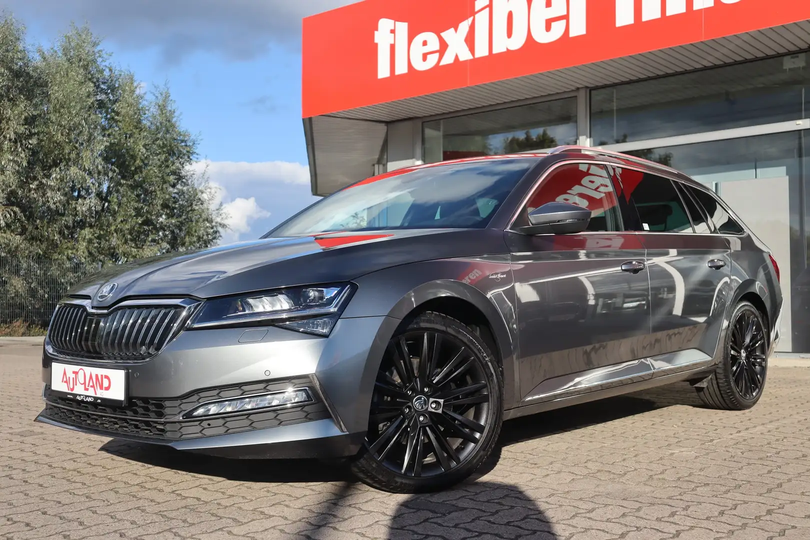 Skoda Superb Combi 2.0 TDI L&K DSG LED Navi ACC Leder Grau - 2