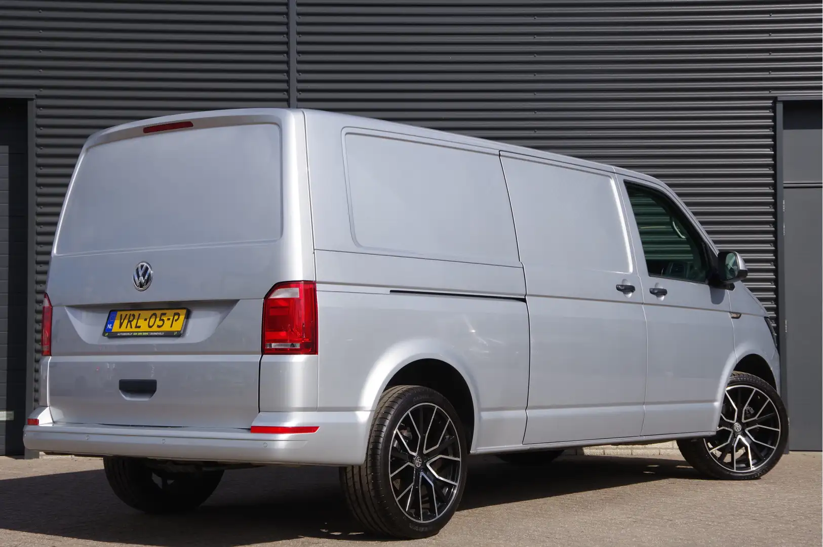 Volkswagen T6 Transporter 2.0 TDI L2 150PK, AIRCO, CRUISE, NAVI, PARKEERSENS Zilver - 2
