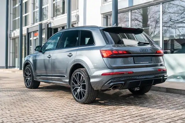 Audi Q7 view 7