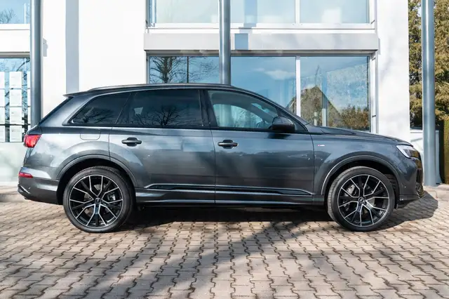 Audi Q7 view 4