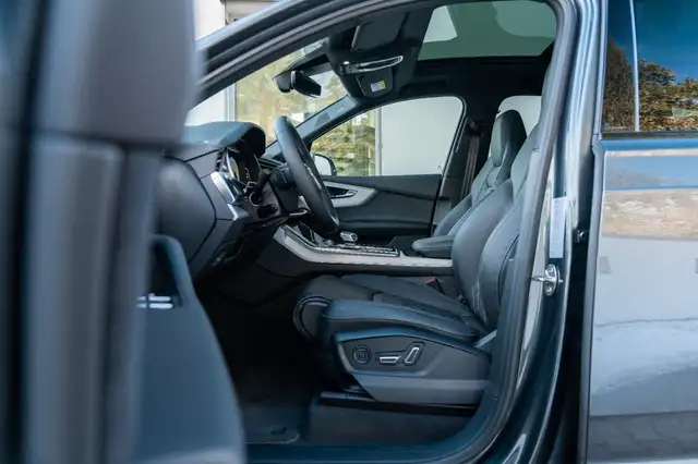 Audi Q7 view 10