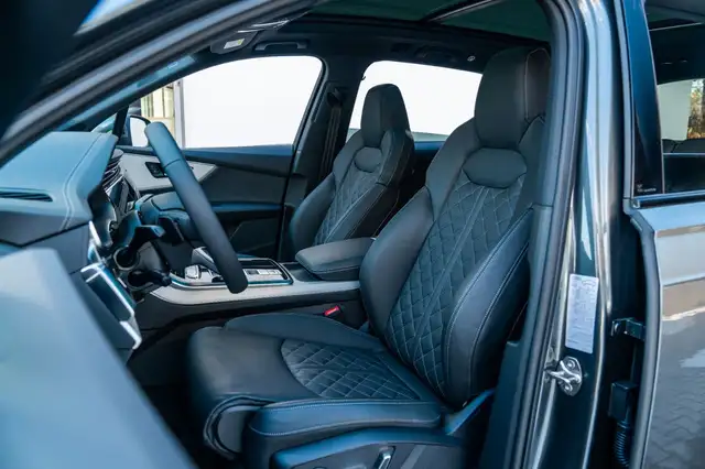 Audi Q7 view 11