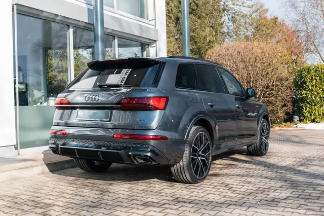 Audi Q7 view 5