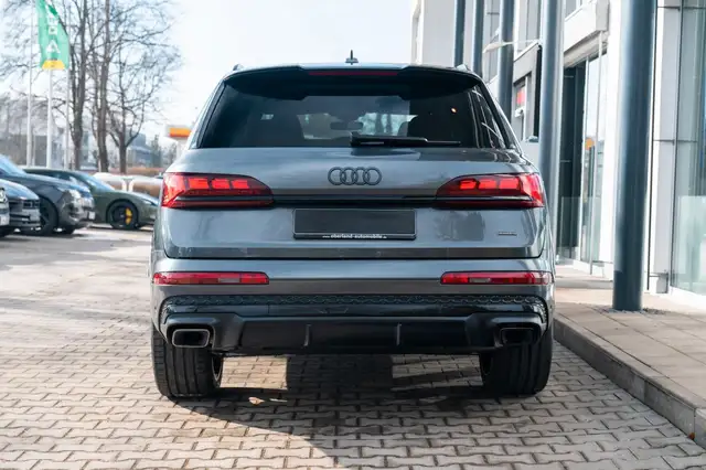 Audi Q7 view 6