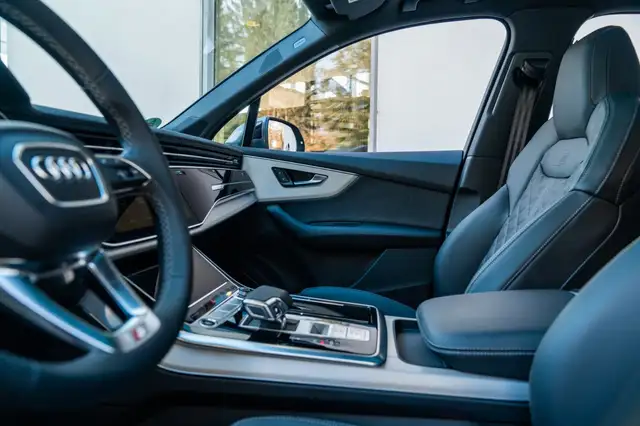 Audi Q7 view 12