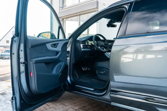 Audi Q7 view 9