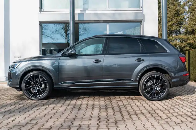 Audi Q7 view 8