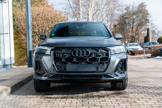 Audi Q7 view 2