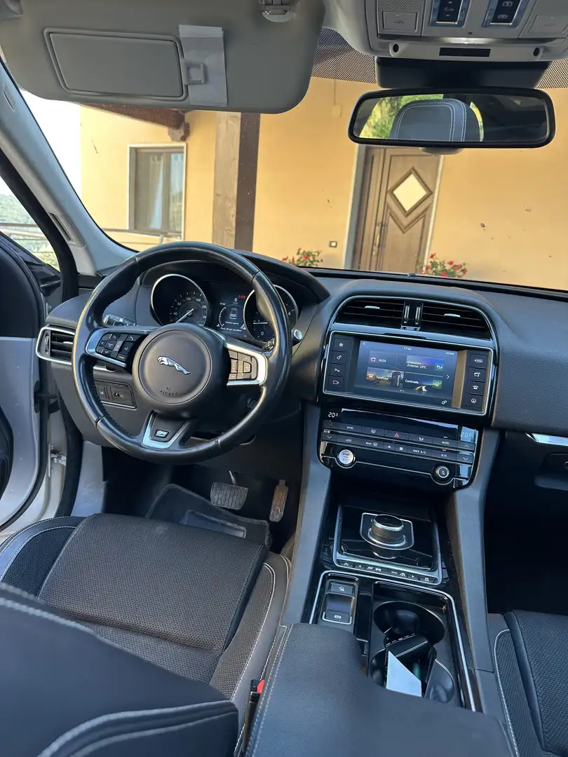 Jaguar F-Pace 2.0d R-Sport awd 180cv auto - 2