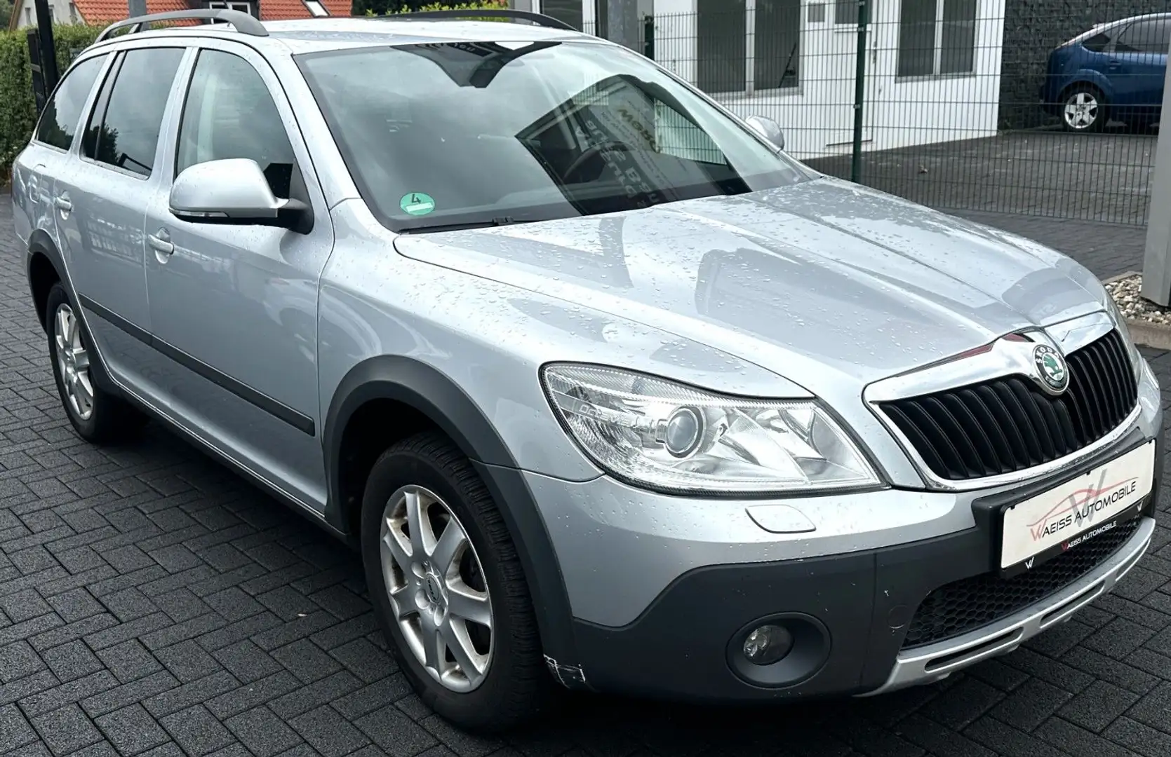 Skoda Octavia 2.0 TDI Combi Scout 4X4 Xenon|Klima Silber - 1