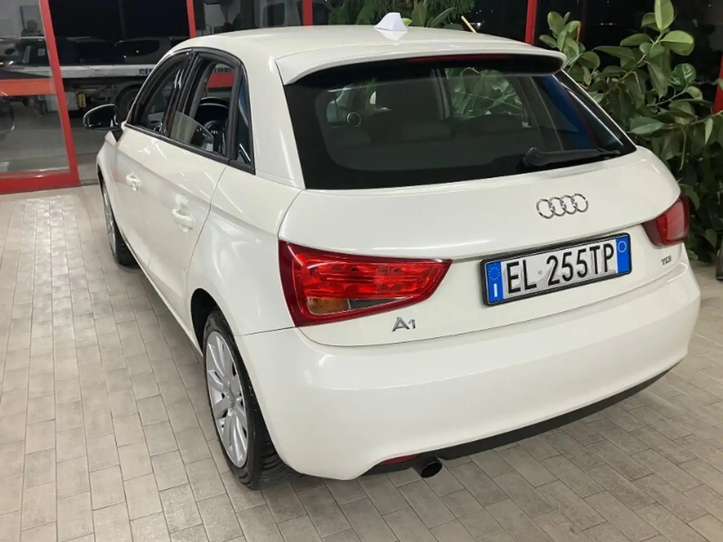 Audi A1 SPB 1.6 TDI Attraction Blanc - 2