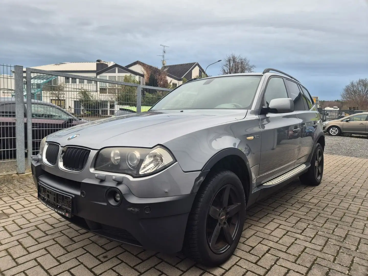 BMW X3 3.0i Grau - 1