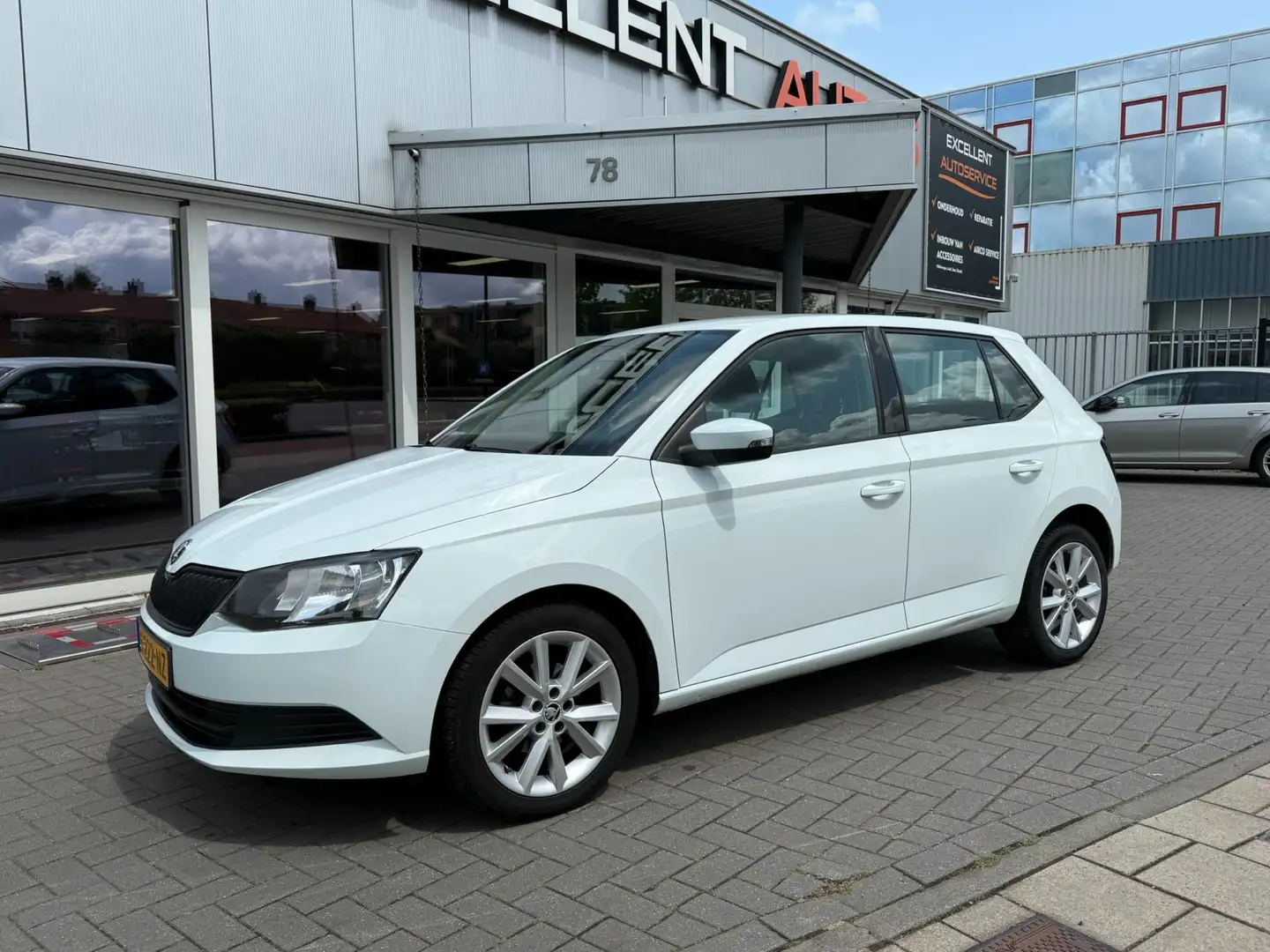 Skoda Fabia 1.0 Active - 5 Deurs - Airco Weiß - 2