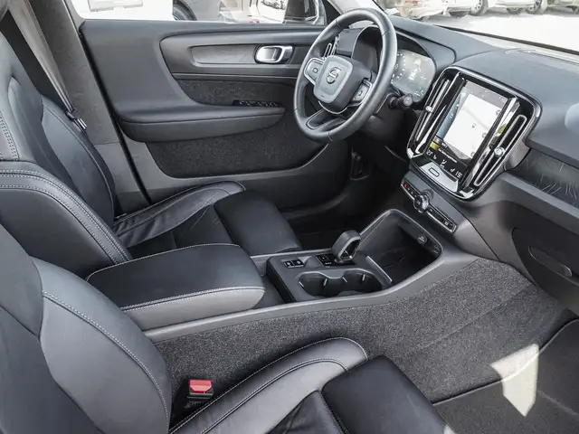Volvo XC40 view 8