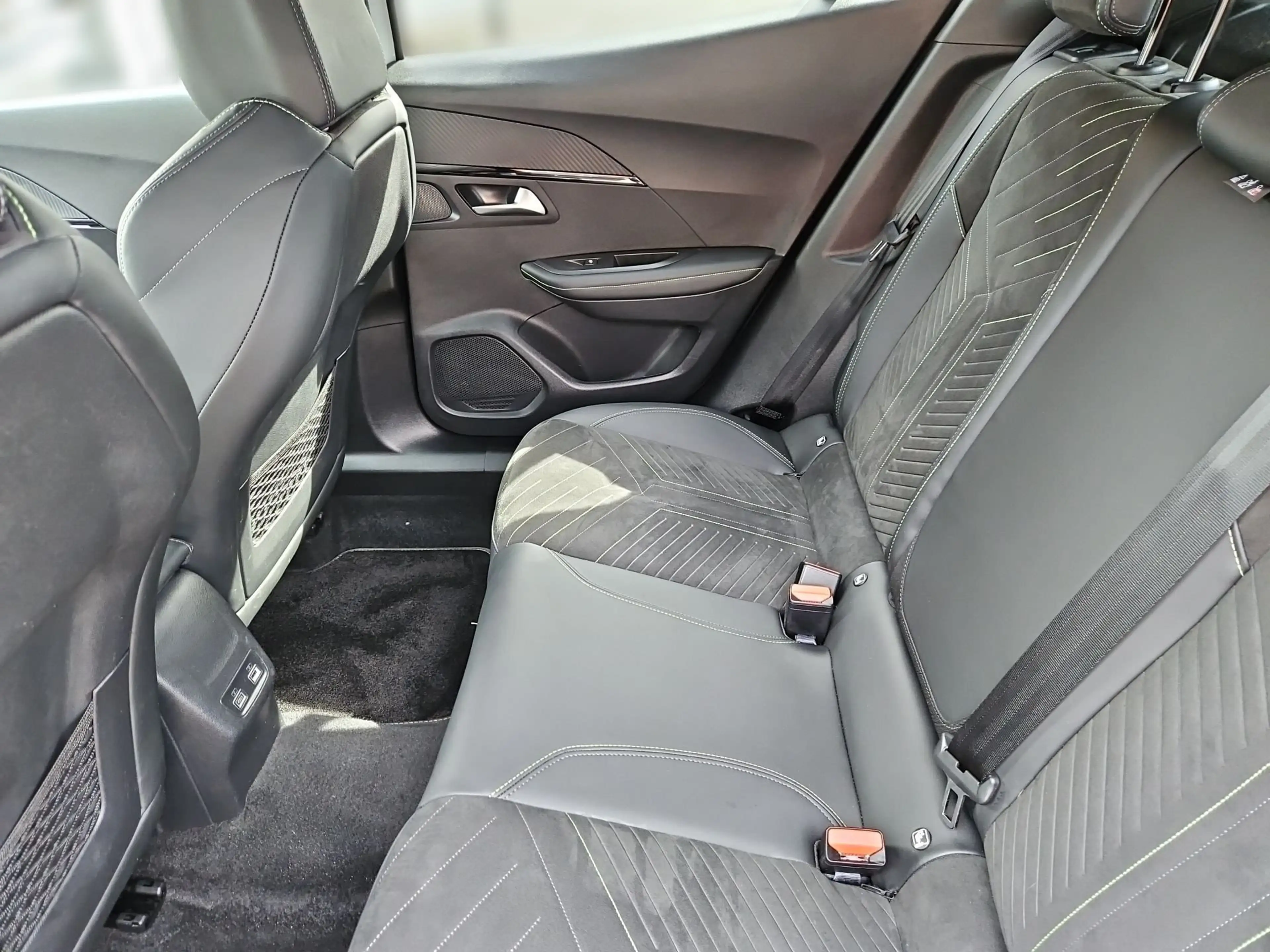 Peugeot 2008 1.2 PureTech 130 GT ACC KeyLess LED Navi — photo 8