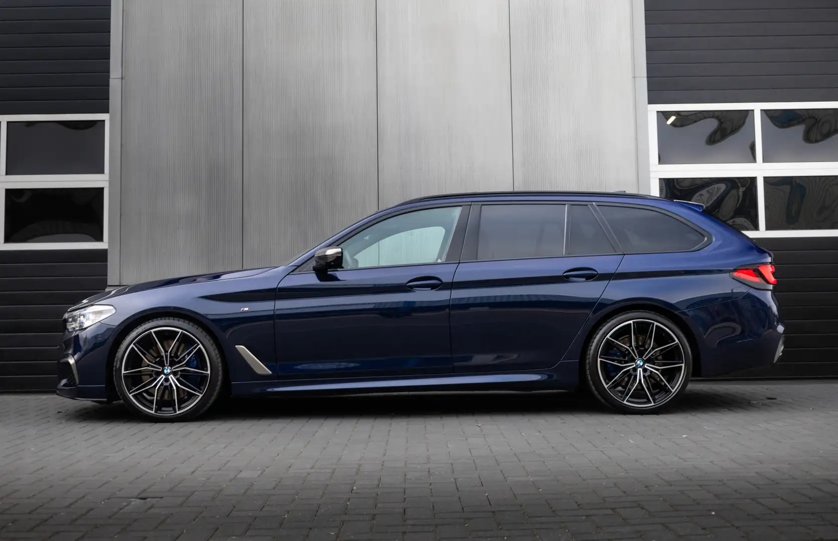 BMW M550 5-serie Touring M550d 400 pk xDrive High Executive Albastru - 2
