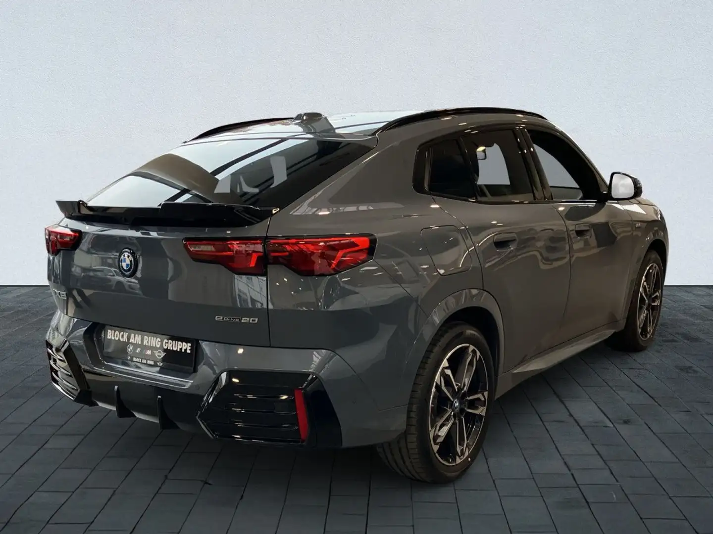 BMW iX2 EDRIVE20 M-Sport Pro AHK HUD DA+ Sportpaket Grey - 2