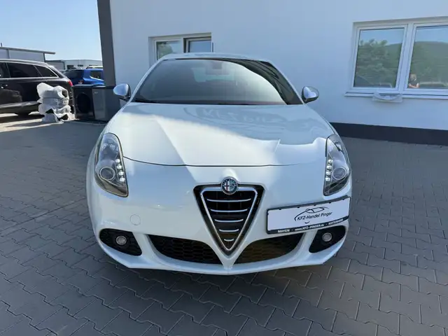 Alfa Romeo Giulietta view 3