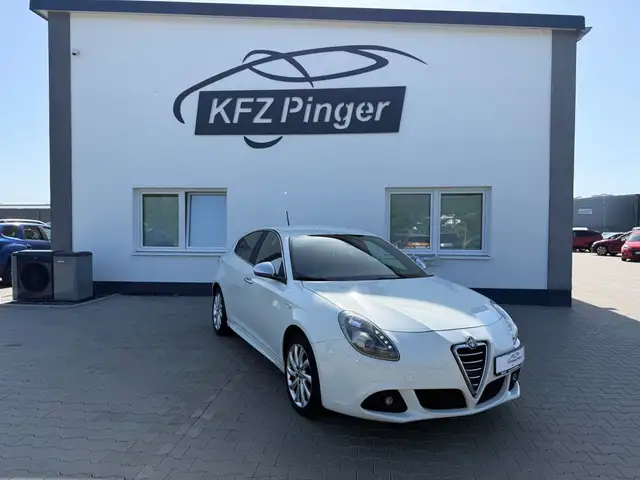 Alfa Romeo Giulietta main image