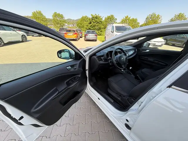 Alfa Romeo Giulietta view 5