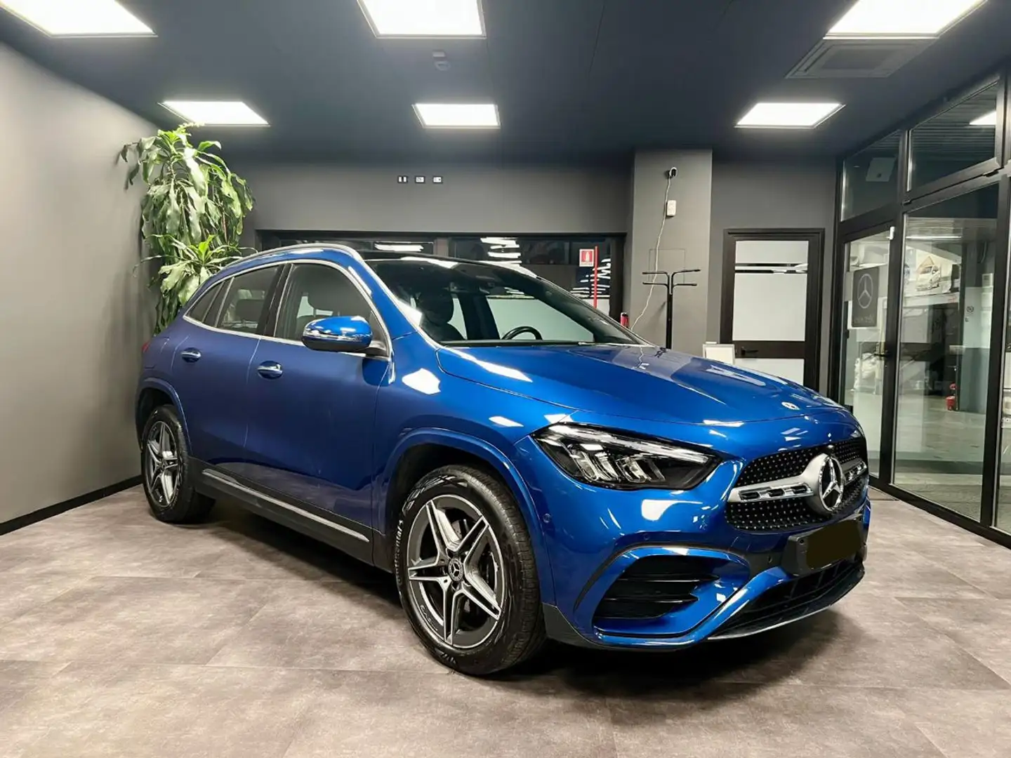 Mercedes-Benz GLA 250 e hybrid EQ AMG Line Premium PLUS Blau - 1
