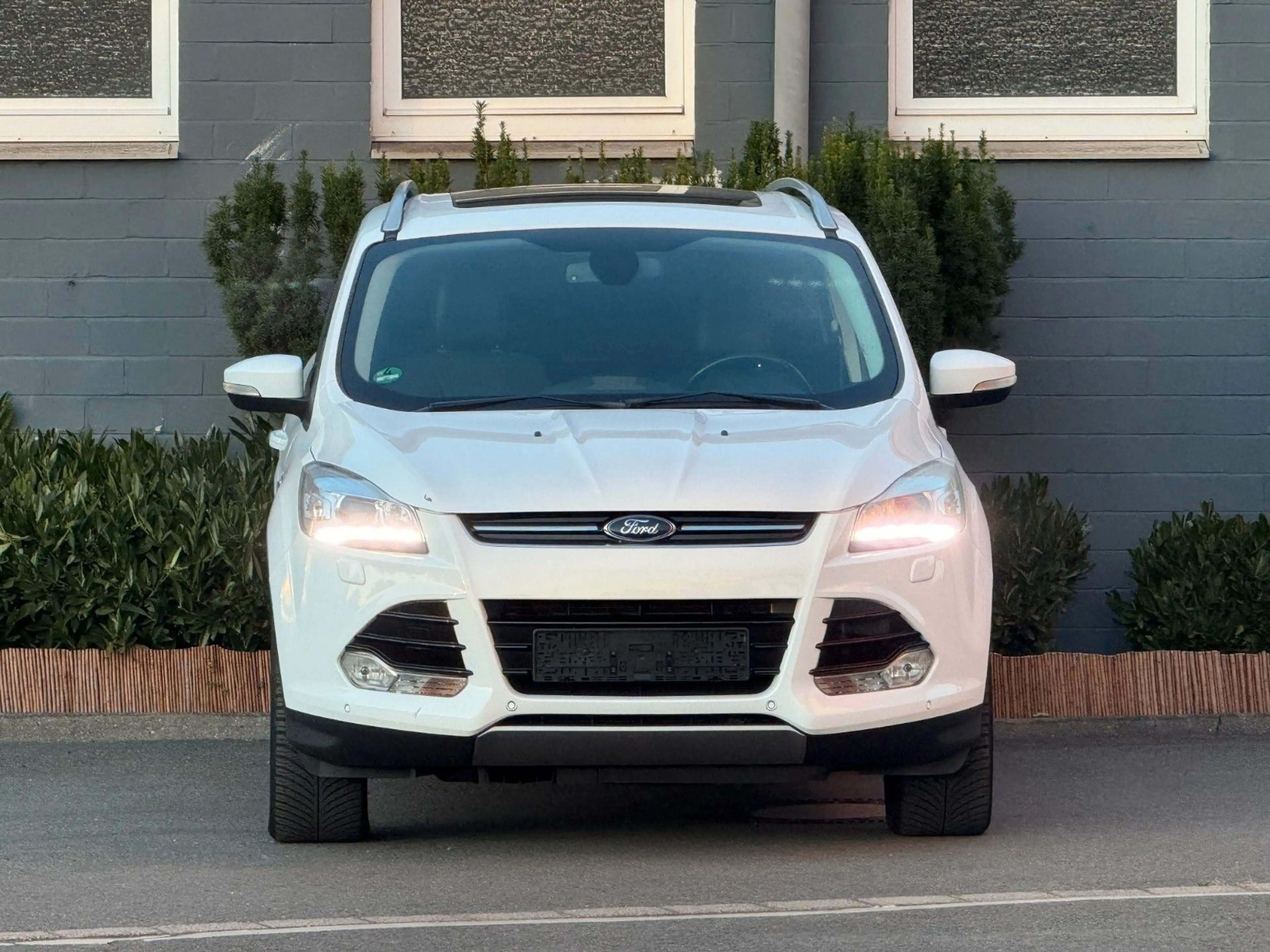 Ford Kuga Titanium 1,6*Pano*Kamera*Keyless*AHK*Xenon — photo 2
