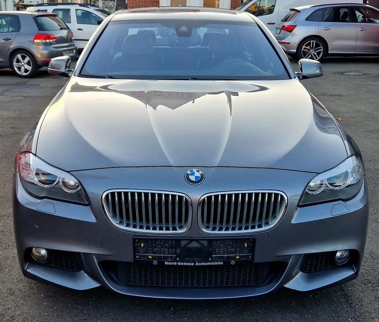 BMW 550 i xDrive Deutsches Fahrzeug/M-Paket Šedá - 2