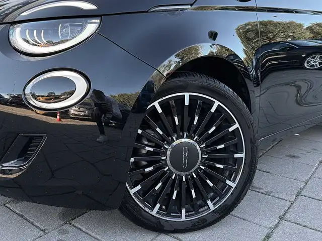 Fiat 500E view 13