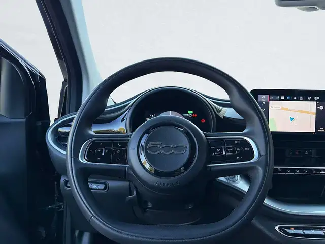 Fiat 500E view 11
