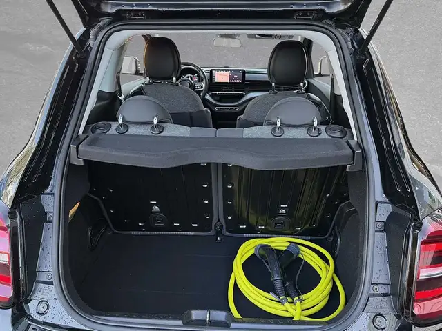 Fiat 500E view 10