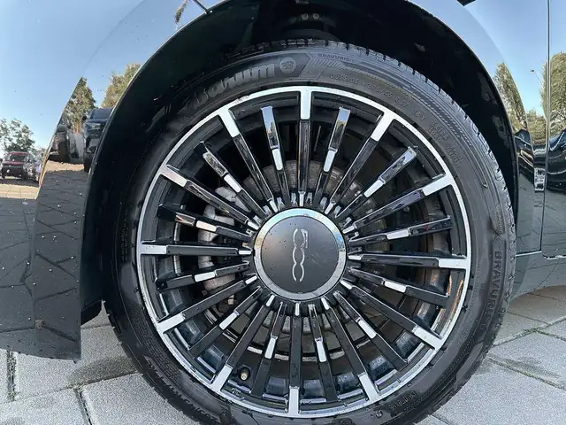 Fiat 500E view 9