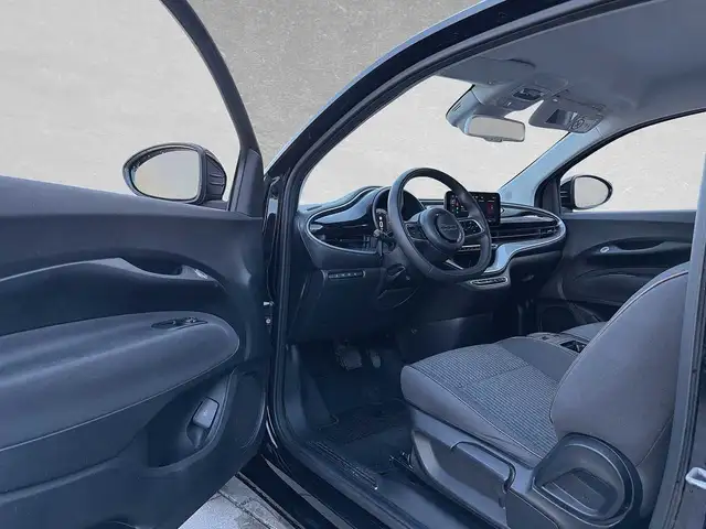 Fiat 500E view 5