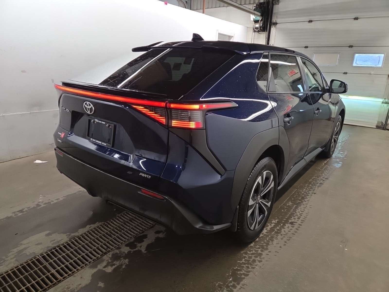 2025 Toyota bZ4X LE AWD | TOYOTA SERVICED | NO ACCIDENTS — photo 4